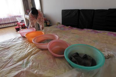 丹巴楼上漏水，住户失联，小区没物管，业主维权难！律师来支招……
